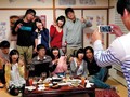 集団しびれ薬 男子校でのイケてないグループに属していたボクは就職して上京するもやっぱり彼女はできず、相変わらずのモテない日々…。そんなボクに届いた同窓会の招待状！久々の再会を楽しみに会場に行ってみると…