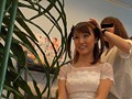 結婚式前に写真スタジオで撮影するカップルの新郎が待つ隣で新婦を寝取りレイプ