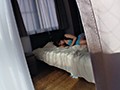 隣の人妻 甘い匂いの寝室に侵入して…