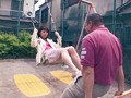 街角の超カワイイ娘に太モモ、パンティ丸出しで金蹴り三昧！
