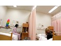 彼女が入院していることをいいことに一緒に御見舞いに来た彼女の友人とヤッテしまった。 2