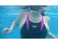 地元プールの水泳教室の参加者は僕1人だけ…。競泳水着のハミ乳ハミ尻のインストラクターのマンツーマン指導で大興奮！水着ズラしてヌルッとチ○コ挿入したら膝ガクしまくりながらイキ乱れた！3