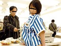 コンビニバイト中の声が出せない人妻をイタズラしちゃいました！！