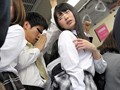 早朝寝ぼけて乗り込んだ先は乗車率120％の女性専用車両！無理に移動しようとしたら周りは女子校生だらけで余計に密着してしまいフル勃起！しかも、いかにも真面目優等生女子がボクを痴漢扱いの厳しい目で見てきた。