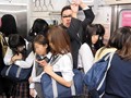 早朝寝ぼけて乗り込んだ先は乗車率120％の女性専用車両！無理に移動しようとしたら周りは女子校生だらけで余計に密着してしまいフル勃起！しかも、いかにも真面目優等生女子がボクを痴漢扱いの厳しい目で見てきた。