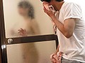 ガラス扉巨乳押し付け立ちバックで乳首を擦り付け淫乱スイッチオン！うちには終電をなくした姉の友達がよく泊まりに来るのですが、みんな美人で巨乳のハイスペック！！さらにシャワーを使う時、とんでもないラッキーが起こるんです！実はうちの風呂場、ガラス扉から裸が…