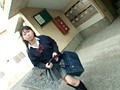 逮捕覚悟の決死のガチンコイタズラ！街で見かけたカワイイ女子校生を追っかけ背後からスカートめくり！純白、ピンク、水玉とカワイイパンティとピッチピチの太ももがたまりません！夢の生パンティ丸見え49連発！！ （DOD）