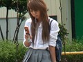 逮捕覚悟の決死のガチンコイタズラ！街で見かけたカワイイ女子校生を追っかけ背後からスカートめくり！純白、ピンク、水玉とカワイイパンティとピッチピチの太ももがたまりません！夢の生パンティ丸見え49連発！！ （DOD）