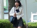 逮捕覚悟の決死のガチンコイタズラ！街で見かけたカワイイ女子校生を追っかけ背後からスカートめくり！純白、ピンク、水玉とカワイイパンティとピッチピチの太ももがたまりません！夢の生パンティ丸見え49連発！！ （DOD）
