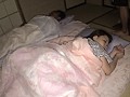 素人盗撮買取映像 夫婦で旅行中、滞在先の旅館で旦那が寝ているすぐ横で夜這いされ集団で犯される美人妻 寝取られ中出し動画