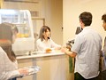 雑誌に載るほど美少女のカフェ店員を脱がしてみたら過剰に反応する薄いピンクのチクビ！誰にでも優しく接するめっちゃイイ娘だったけど、勝手にAVデビューさせちゃいました。 依頼ナンパVol.5