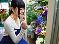 某花屋で働く看板娘あやめちゃん（仮）AVデビュー！神対応で人気な地味カワ女子は肉厚パイパン神ま●こ！！ 依頼ナンパVol.10
