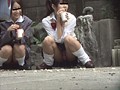 投稿者スパイダー 東京都日○谷公園 公園でハトに餌やりしゃがみパンチラ2