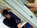恐怖の学校内！おっぱいが窓枠に挟まり身動きとれない女子校生は同級生にバックから突かれて中出しされた！2 巨乳？！窓枠におっぱいが挟まれた！抜けない！誰か助けに来た？いやぁやめて～！