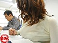 休日出勤！？普段はスーツ姿で控えめな女性社員が巨乳をアピールする様な私服で居たので、ついムラッとしてしまった僕は…
