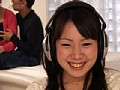 男女の性行為をヘッドホンで聞く女 （DOD）
