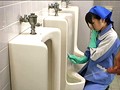 汚物や悪臭が充満する公衆便所で働く「美人過ぎる」トイレ清掃員は、清掃中にうっかり視界に入った放尿中のチ○ポを見た瞬間、ムラムラして仕事を忘れ求めてくる。