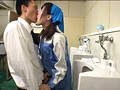 汚物や悪臭が充満する公衆便所で働く「美人過ぎる」トイレ清掃員は、清掃中にうっかり視界に入った放尿中のチ○ポを見た瞬間、ムラムラして仕事を忘れ求めてくる。