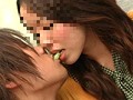 顔出し素人娘が舌を絡ませ赤面ディープキス