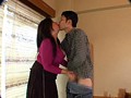 夫の寝ている横で息子にイカされる母 SP