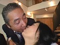 他人の前で妻に強制オナニーさせる夫 ～たまらずセンズリ発射する男たち～