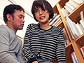 【数量限定】図書館サイレント痴漢～公衆の面前で犯された若妻～ 葵つかさ 生写真3枚付き