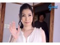 【特選アウトレット】 美白五十路母の卑猥に覗く黒乳首 金澤麗子