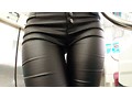 【数量限定】黒レザーパンツで白いザーメン搾り尽くす至極の腿こき パンティと生写真付き