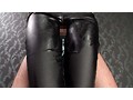 【数量限定】黒レザーパンツで白いザーメン搾り尽くす至極の腿こき パンティと生写真付き