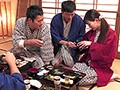 夫婦旅行で訪れた旅館の宴会場で下品な団体客に妻がおしゃくをさせられました… 美谷朱里