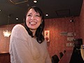 BARで出会った色白巨乳妻にお酒と媚薬を飲ませたらとんでもなく淫乱ビッチ女ができちゃいました！ しかも生中出し乱交交尾でガンギまっちゃって（＾＾ゞ ましろ杏