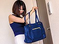 ボクの家のドアの前でキレイなお隣さんがまさかの大量お漏らし！？気まずい雰囲気だけど、鍵がないと言うので仕方なくボクの部屋に…！とりあえず着替えを貸そうとしたら、濡れたスカートがピッタリと貼りついた太ももとお尻が超エロくて…思わずフル勃起！しかも、すぐに…