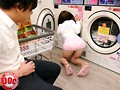 コインランドリーで薄着の美女と2人きり。油断してる女のチラリズムに我慢できなくなった僕は…